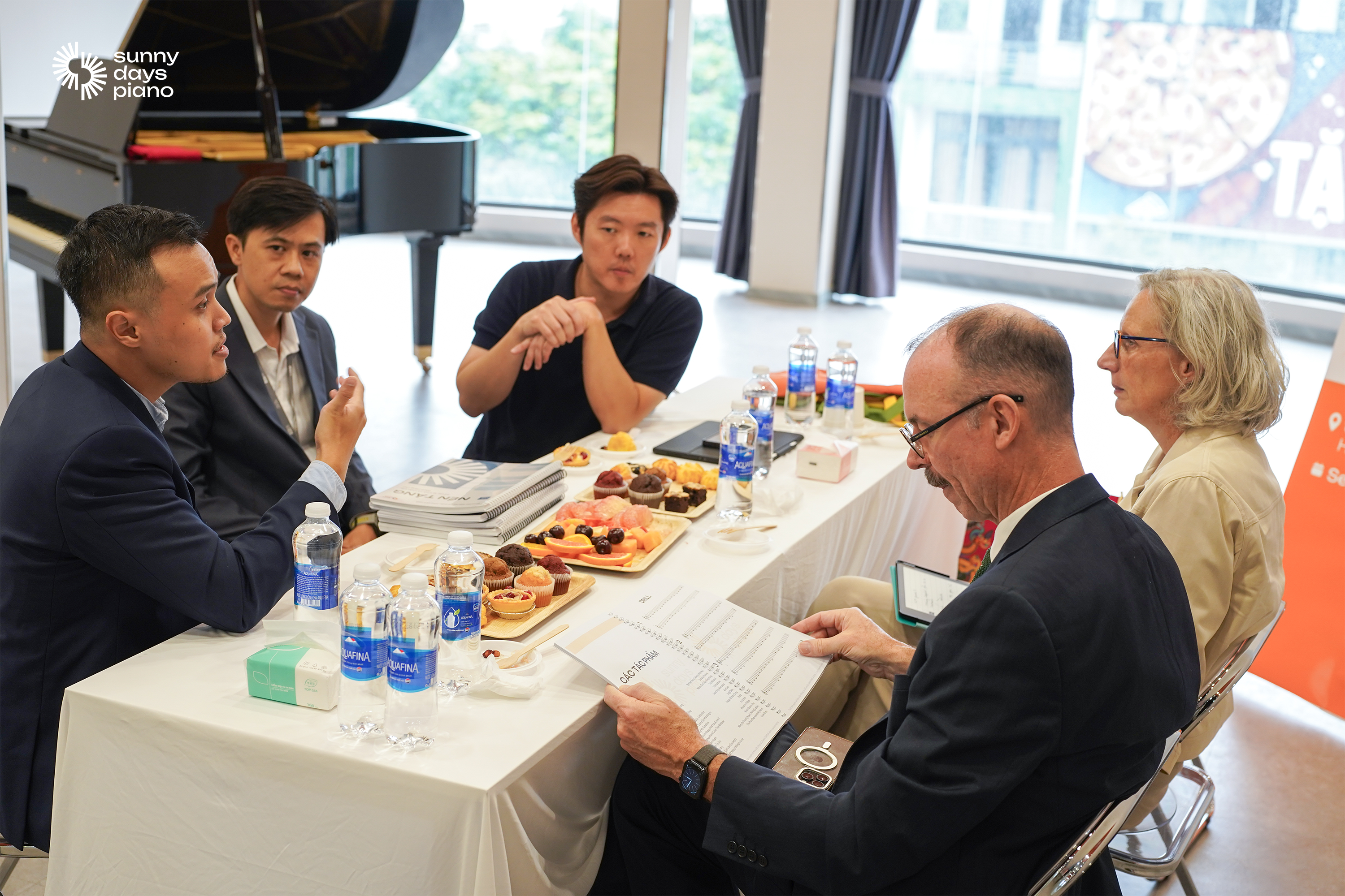 Buổi gặp gỡ được diễn ra với bầu không khí gần gũi và cở mở 