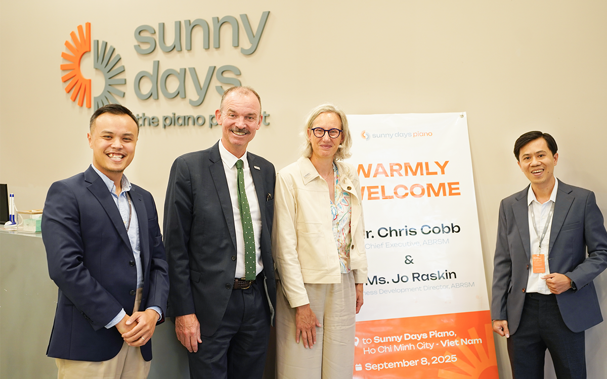 Ông Chris Cobb - CEO của ABRSM đến thăm Sunny Days Piano - Một trong ba Trường Đối Tác chính thức của ABRSM tại Đông Nam Á